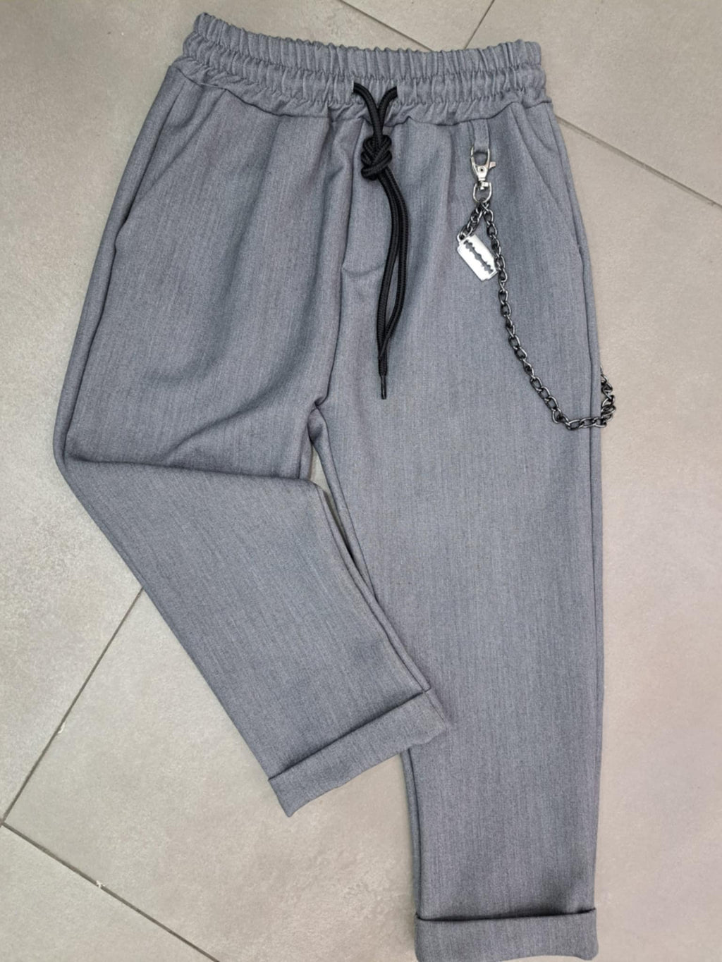 Pantalone con molla e catena laterale