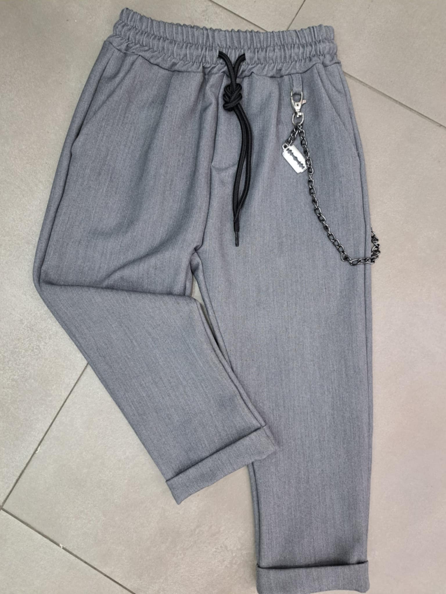 Pantalone con molla e catena laterale