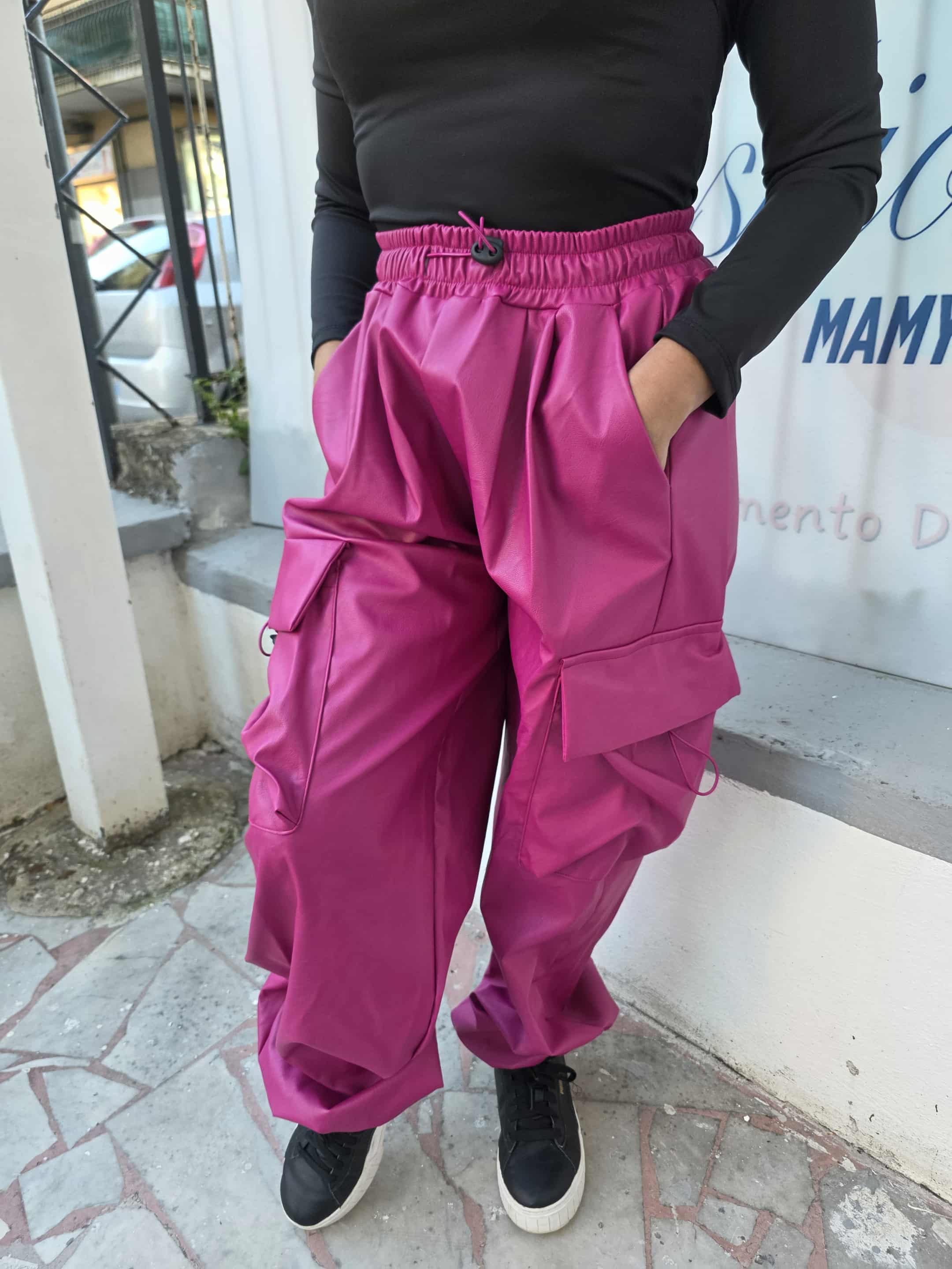 Pantalone ecopelle cargo con molla alla caviglia