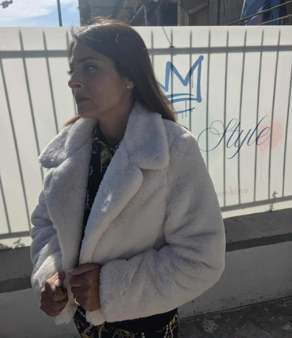 Pelliccia corta con gancio e colletto