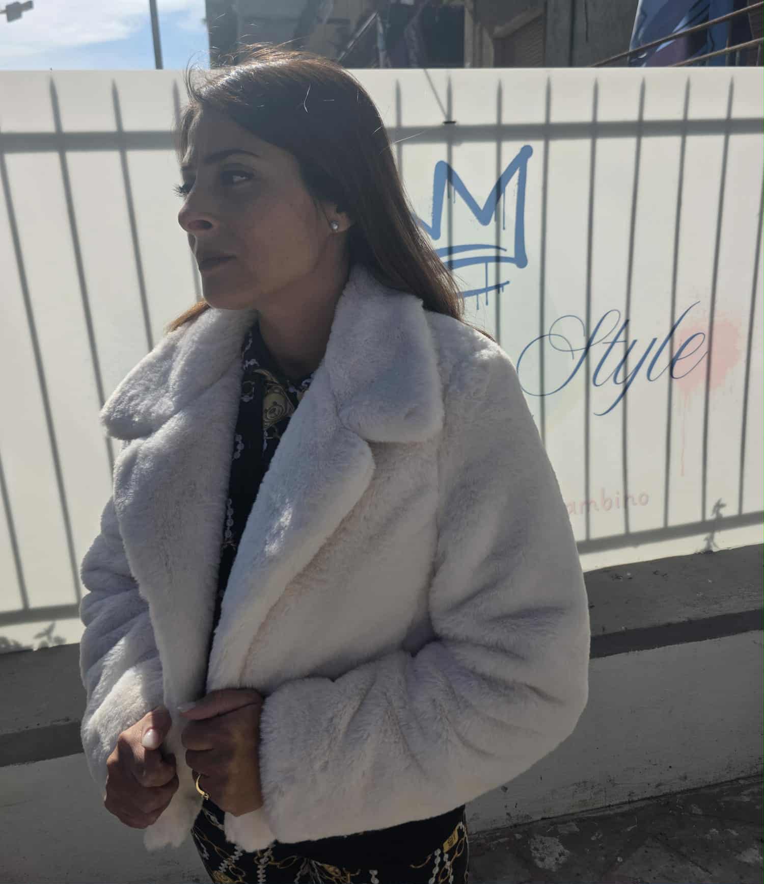 Pelliccia corta con gancio e colletto