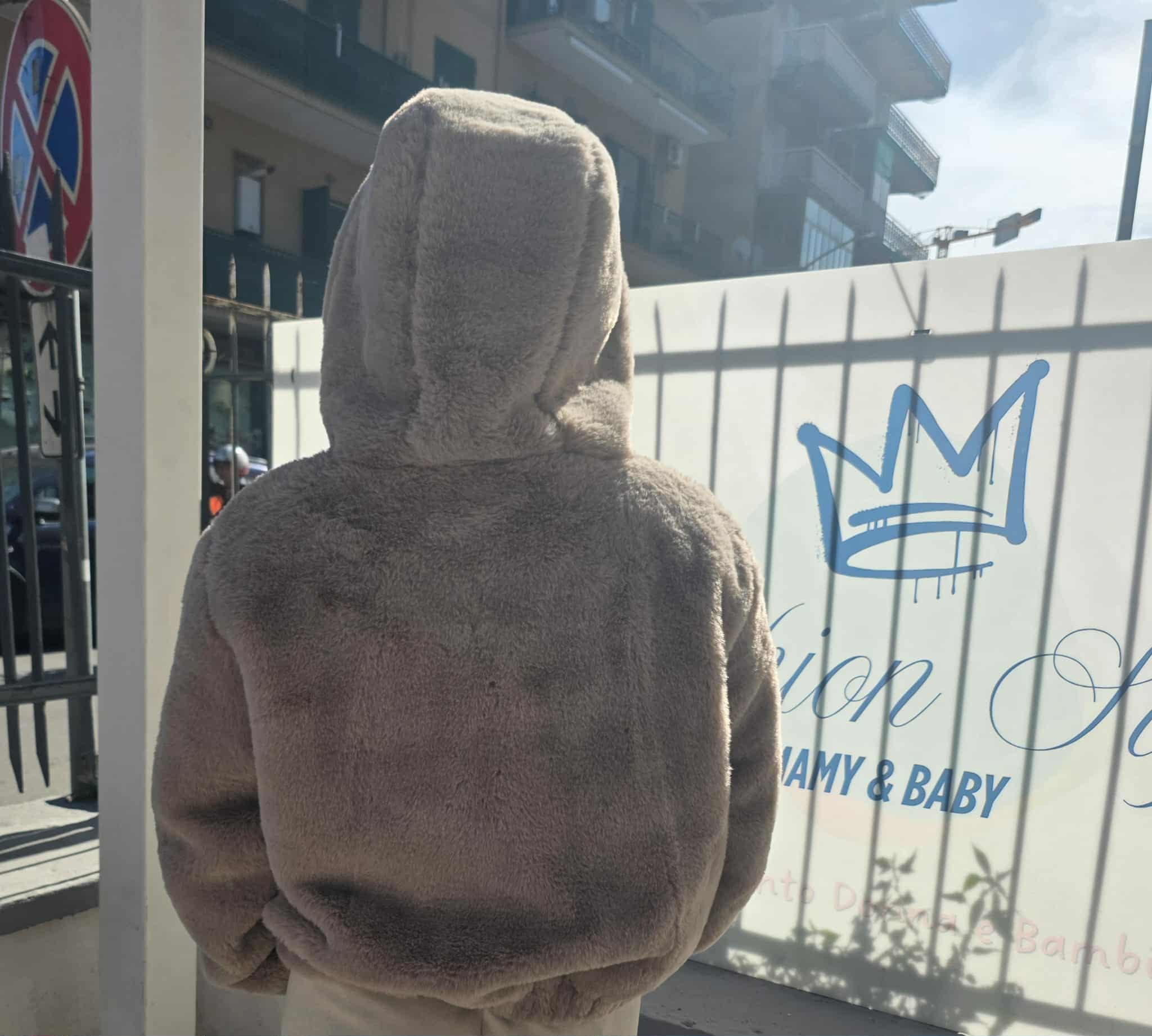 Pelliccia con zip e cappuccio