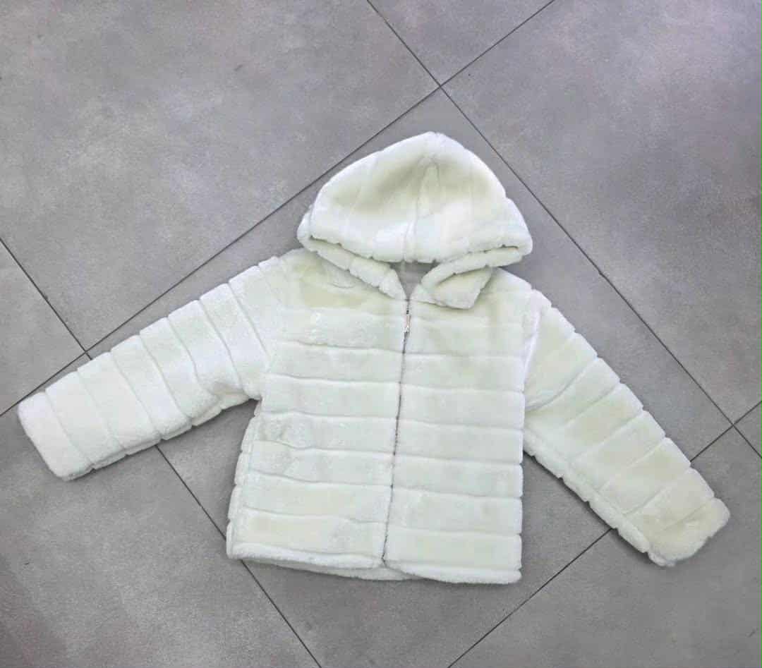 Pelliccia con zip e cappuccio