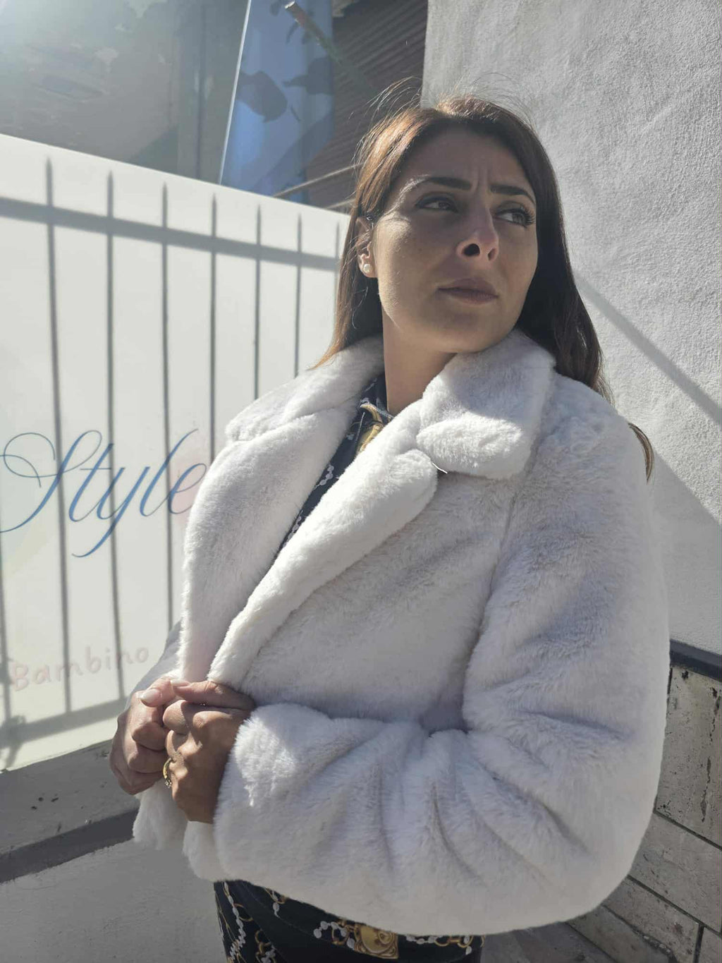 Pelliccia corta con gancio e colletto