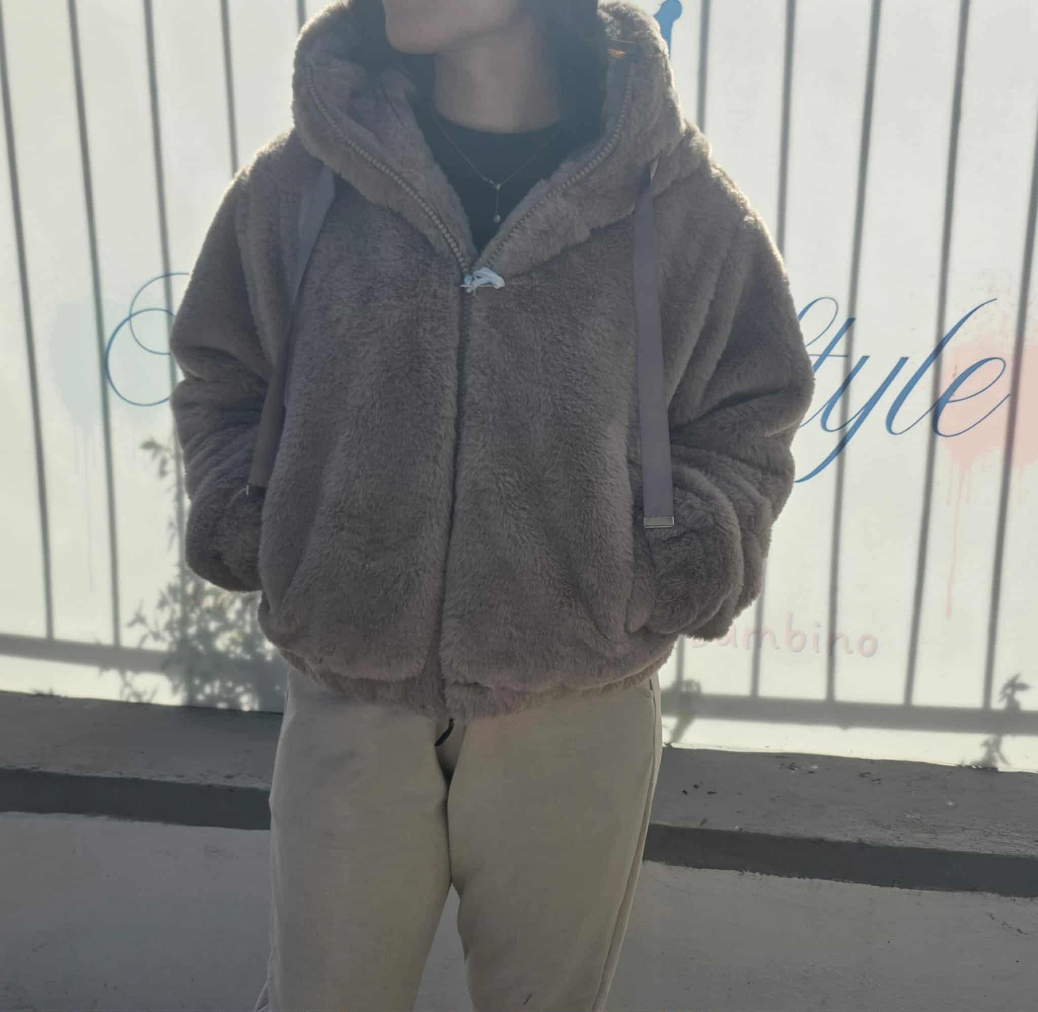 Pelliccia con zip e cappuccio