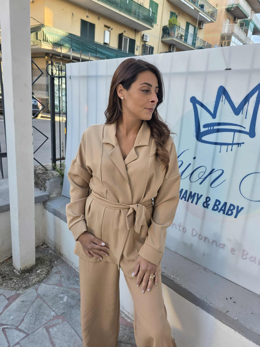 Tailleur doppio petto con cintura e pantalone a palazzo