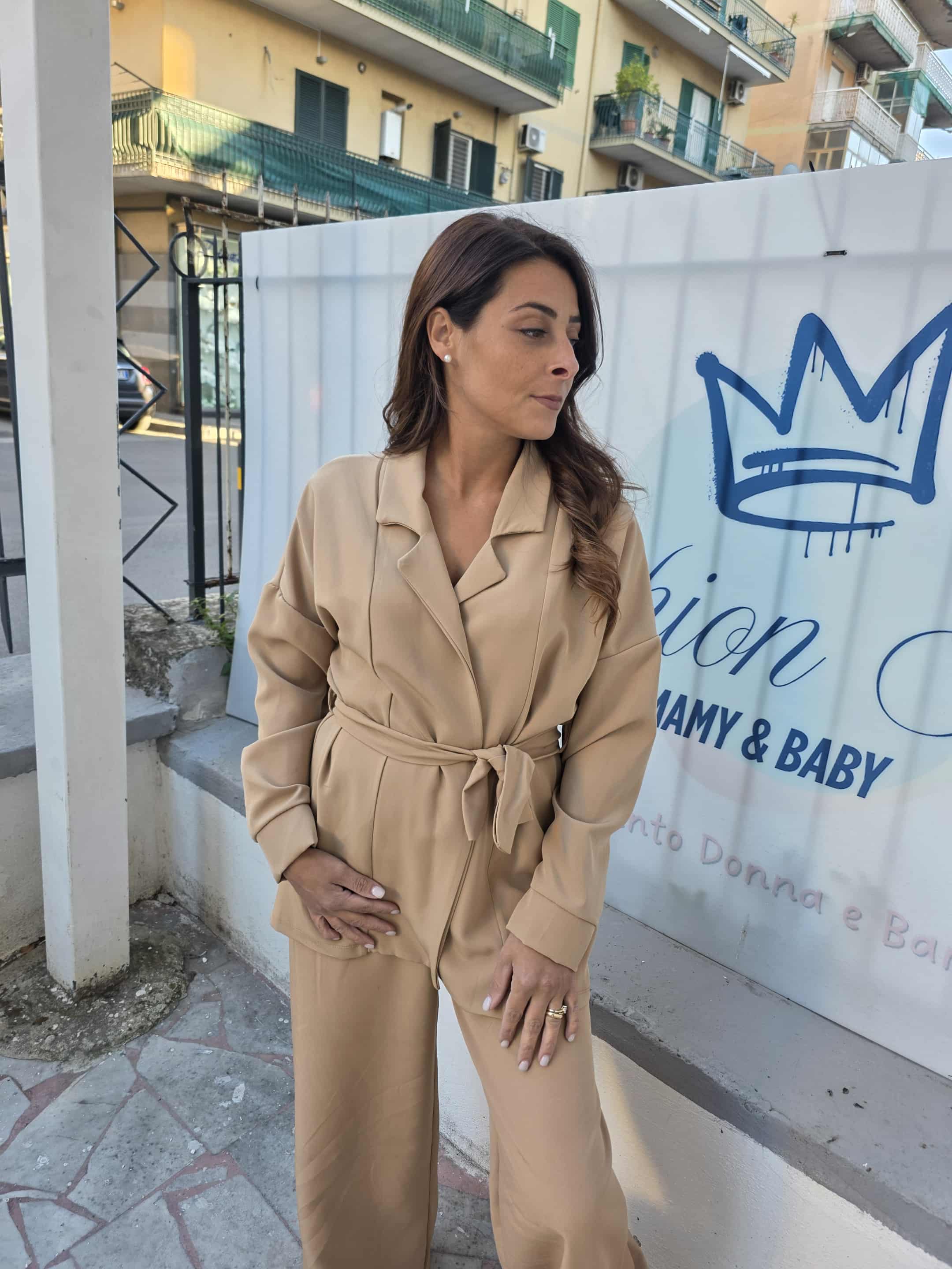 Tailleur doppio petto con cintura e pantalone a palazzo