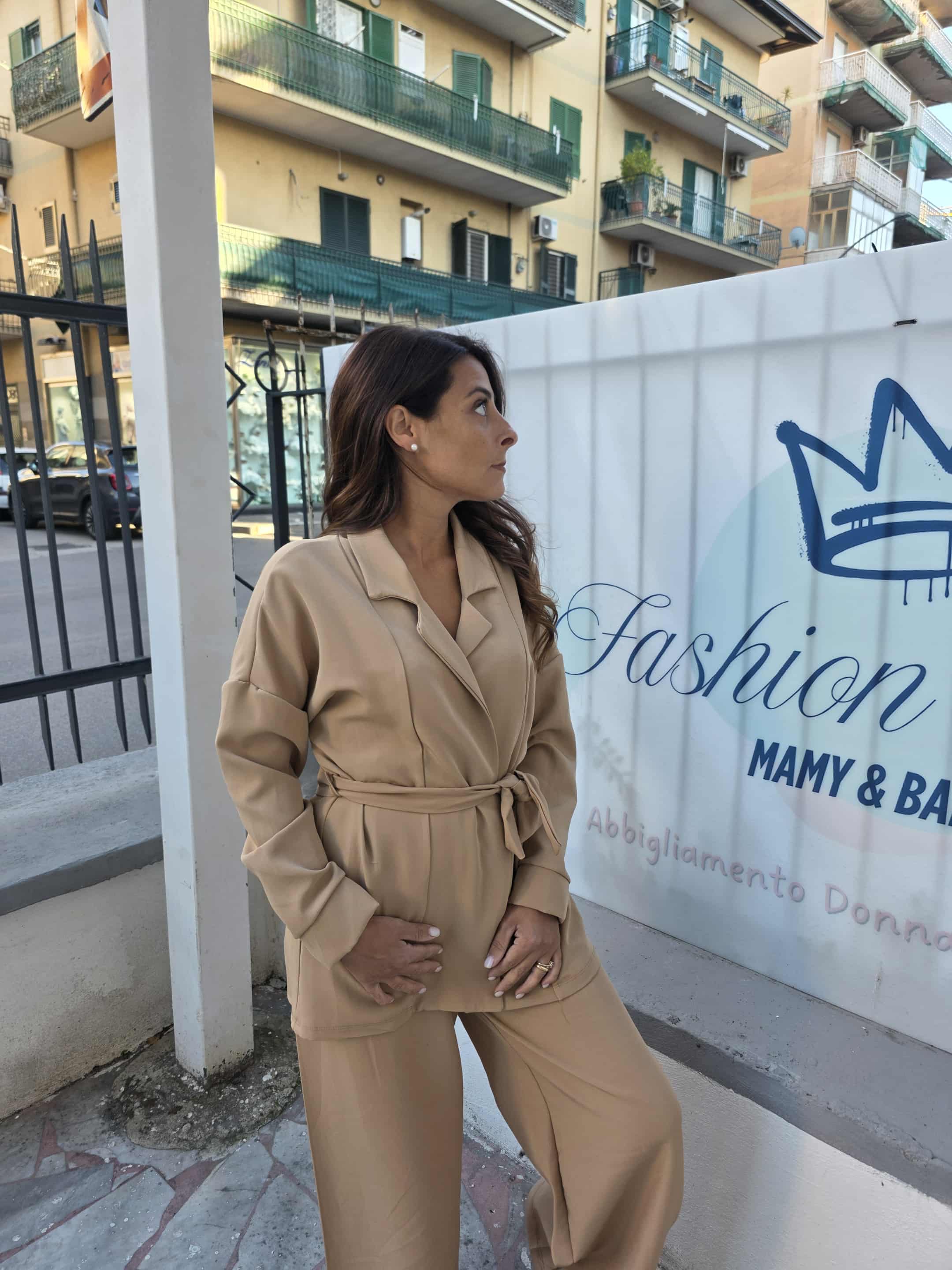 Tailleur doppio petto con cintura e pantalone a palazzo