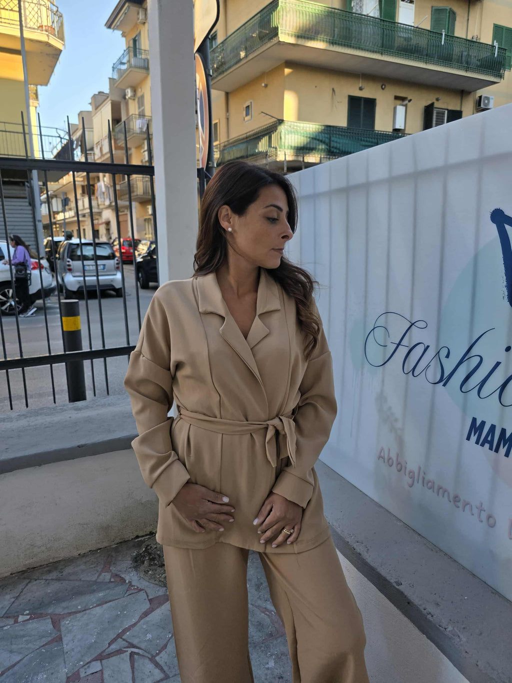 Tailleur doppio petto con cintura e pantalone a palazzo