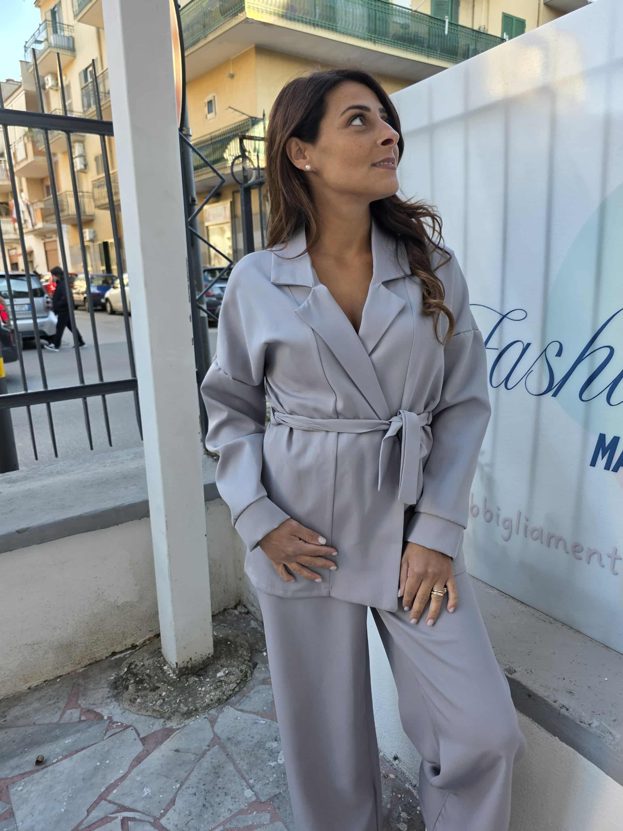 Tailleur doppio petto con cintura e pantalone a palazzo