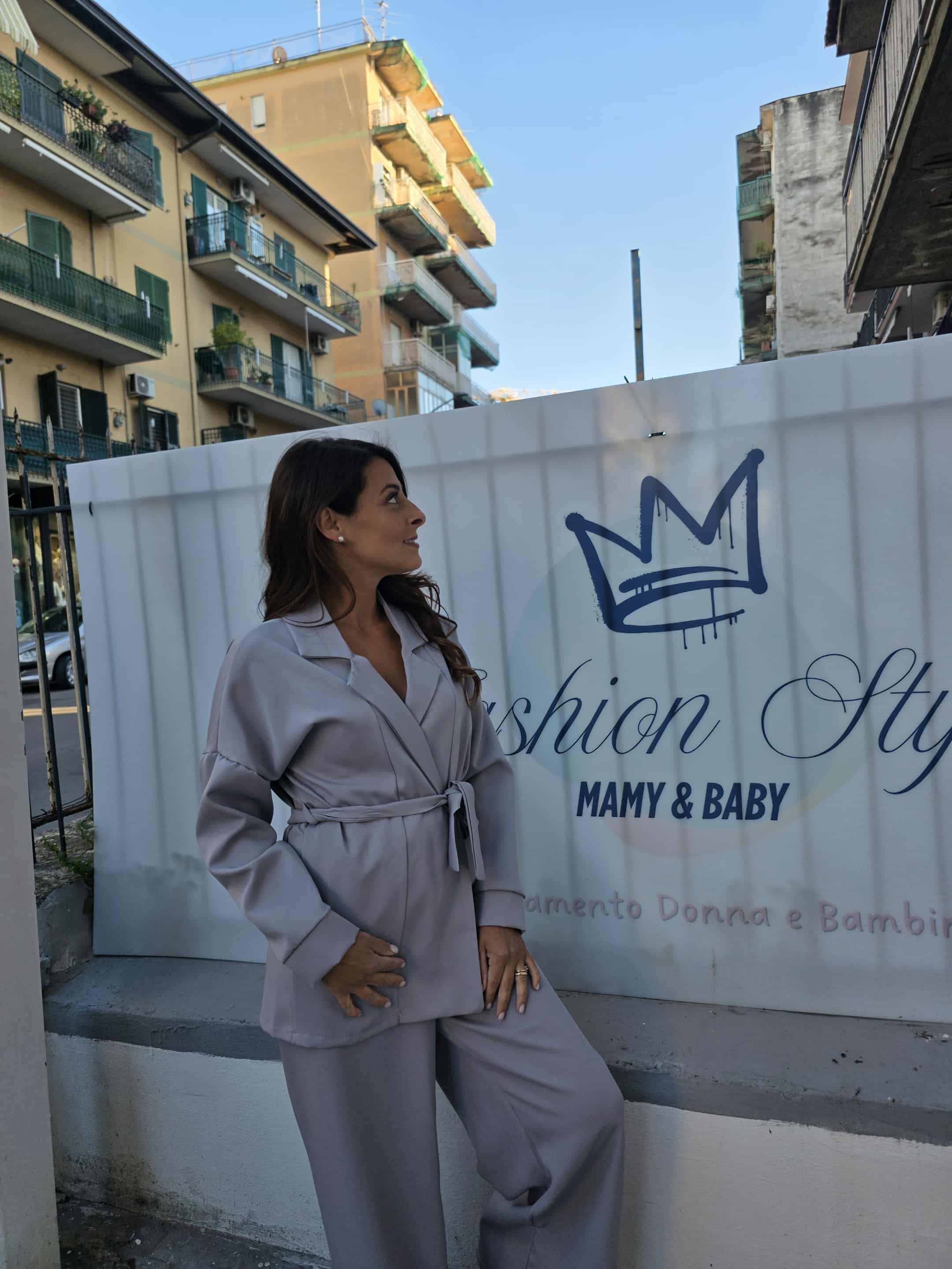 Tailleur doppio petto con cintura e pantalone a palazzo