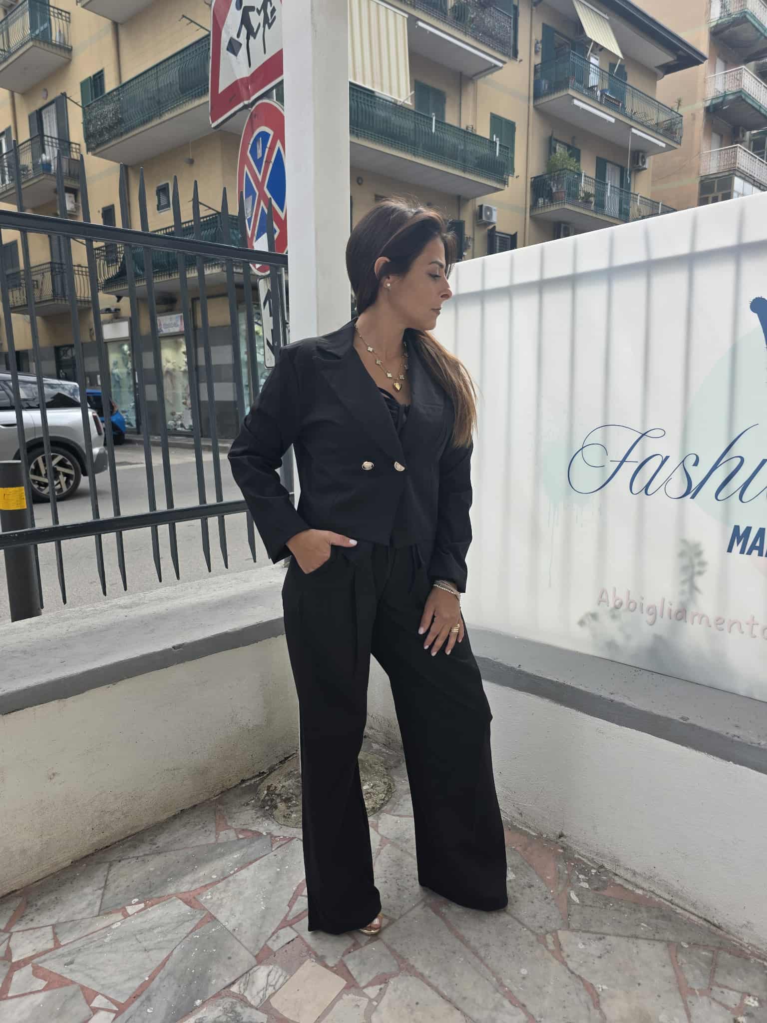 Tailler nero con bottone oro