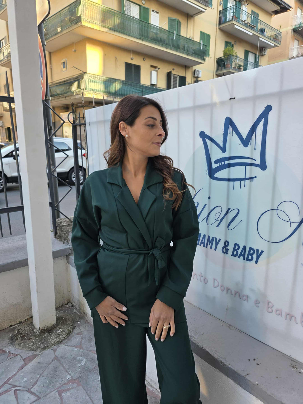 Tailleur doppio petto con cintura e pantalone a palazzo