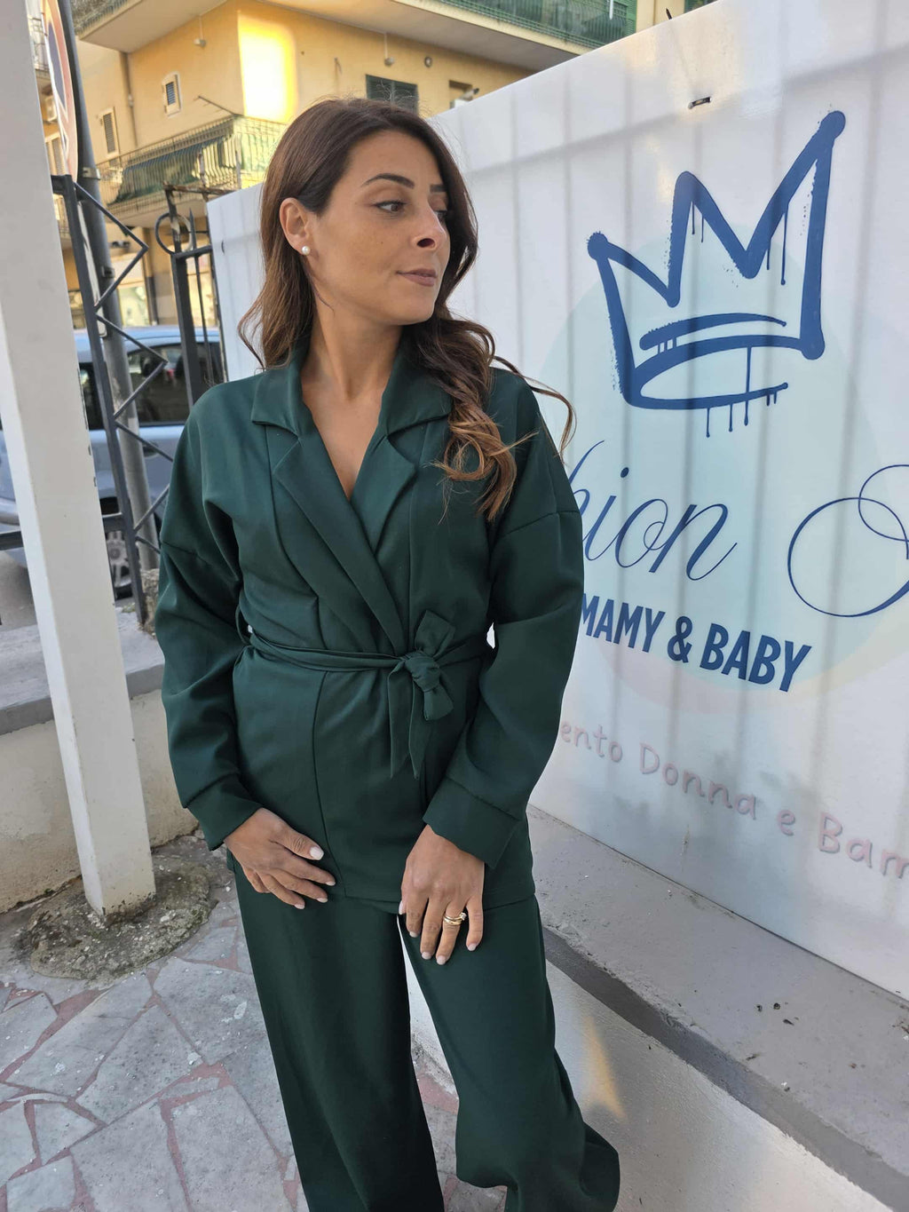 Tailleur doppio petto con cintura e pantalone a palazzo