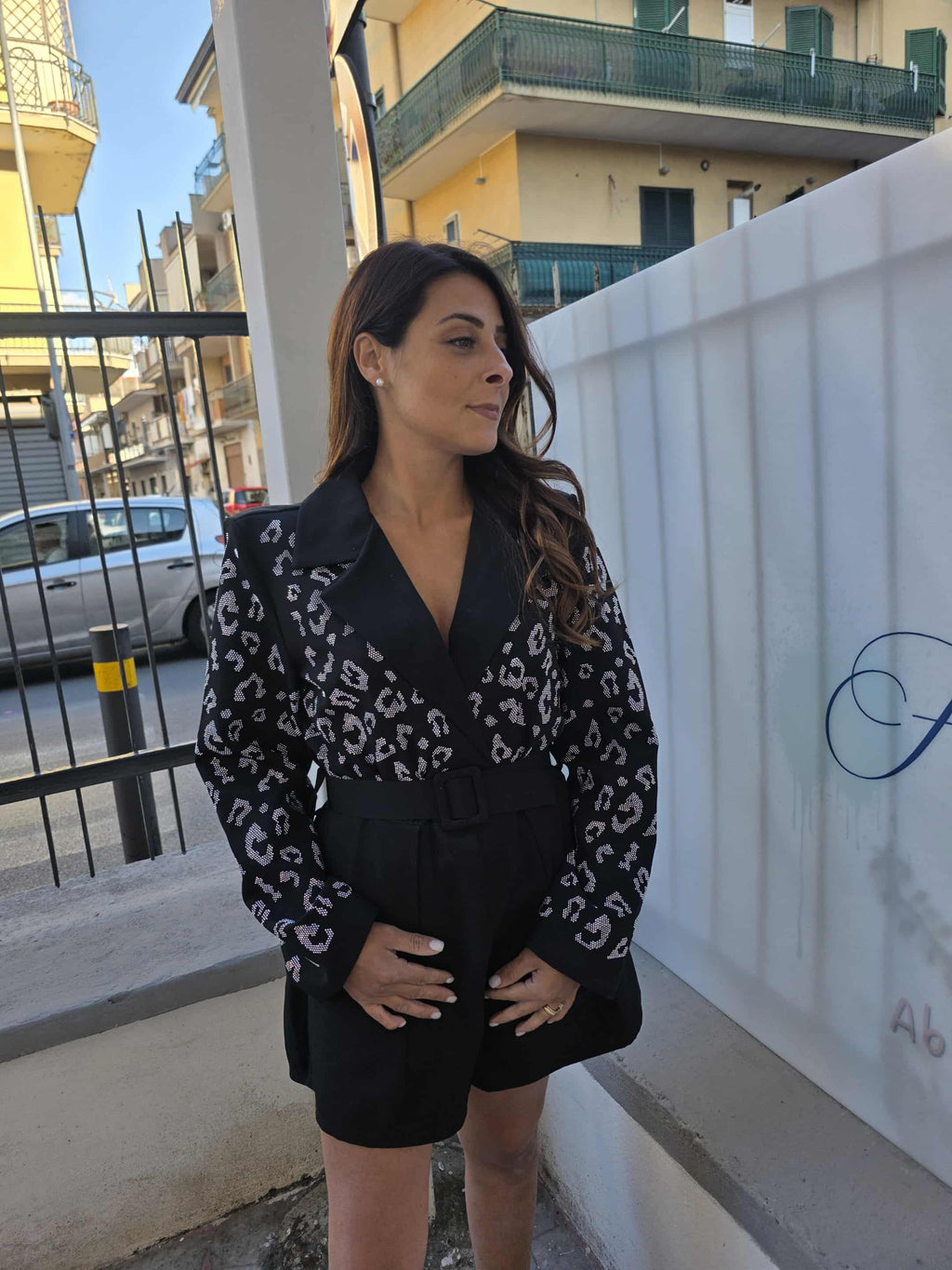 Tutina a giacca con cintura e strass