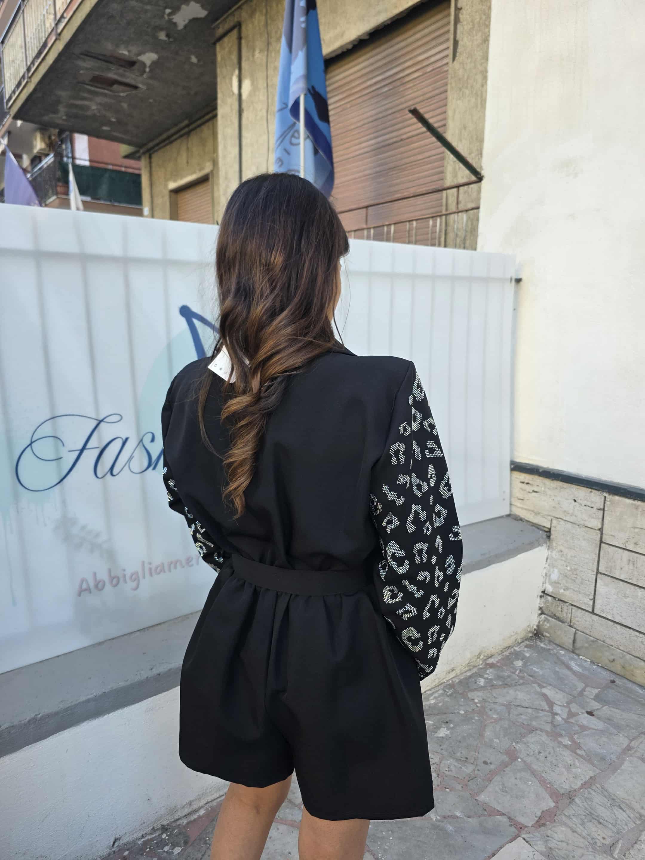 Tutina a giacca con cintura e strass